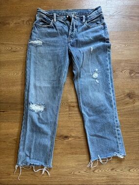 Old Navy Women's Light Blue Straight Leg Distressed Jeans